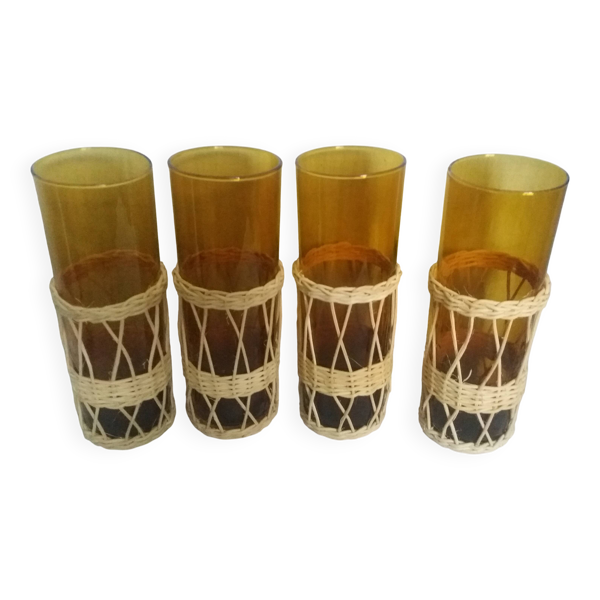 Verres en verre ambré et osier