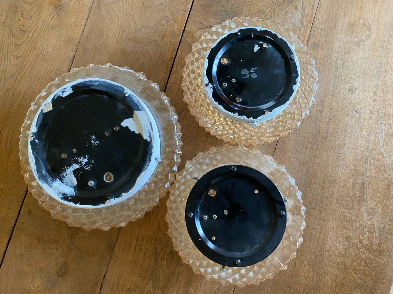 Lot de trois plafonniers en verre art déco