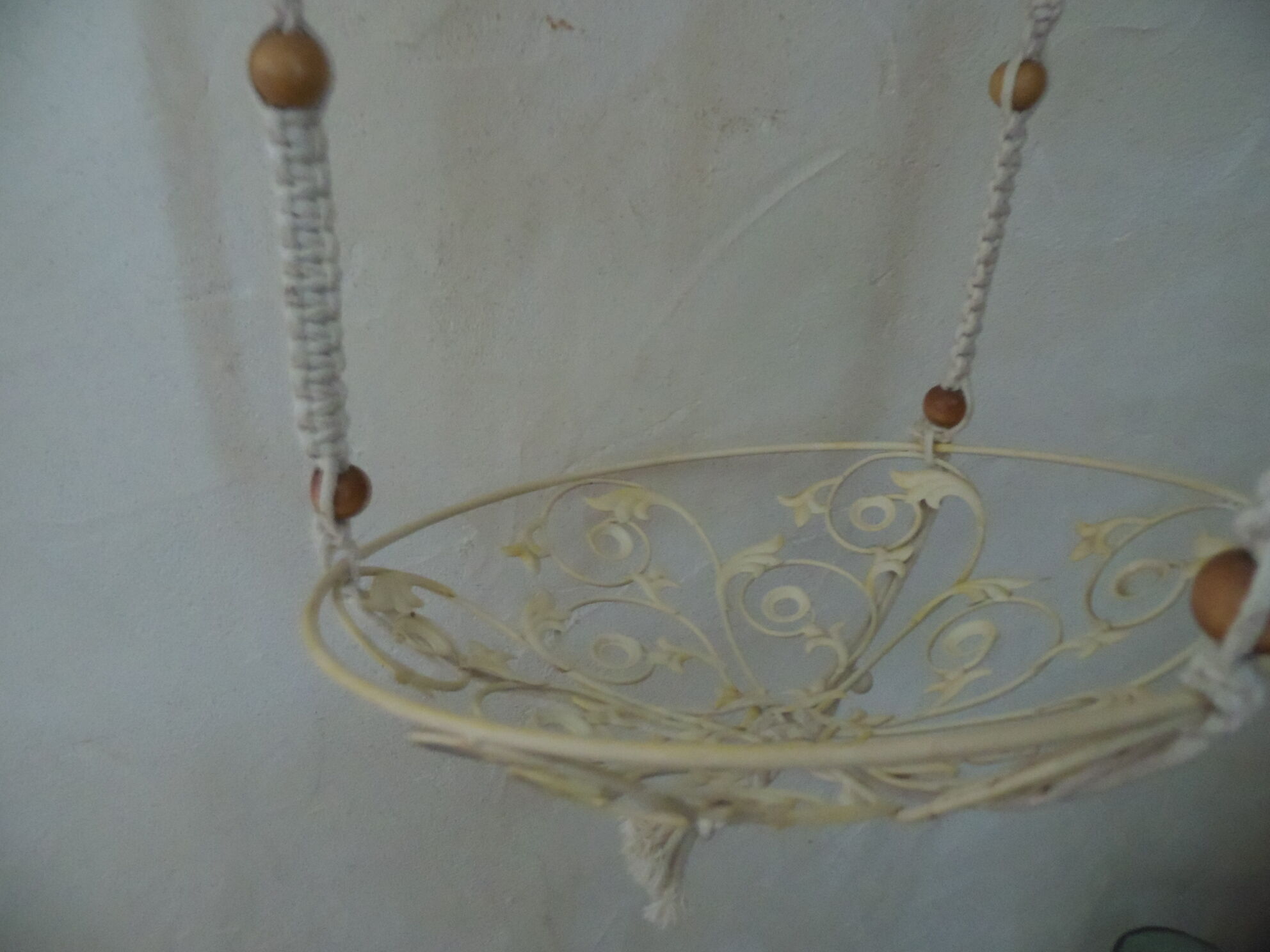 Macramé suspension and white metal metal trays creme