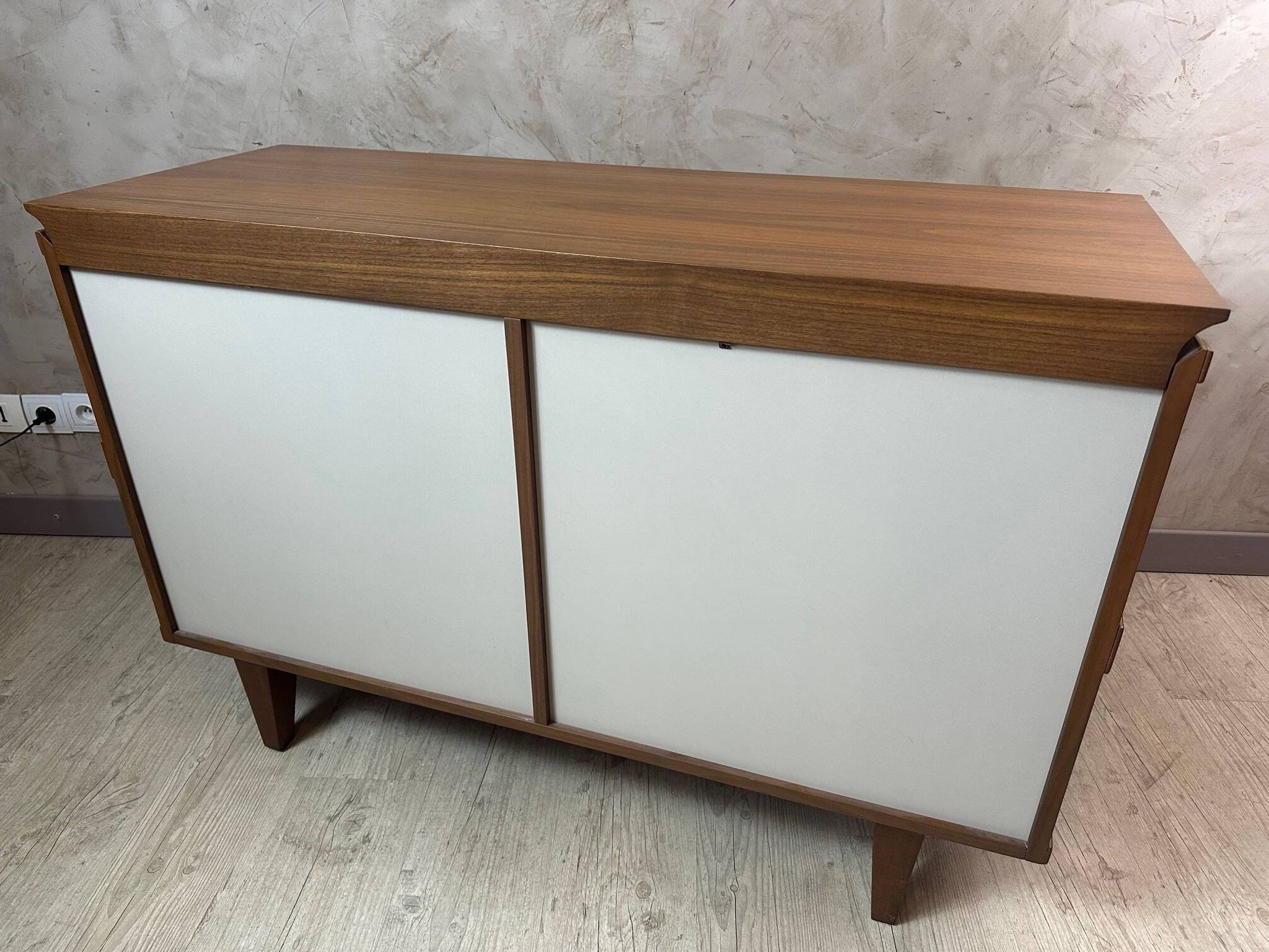 Contemporary chest of drawers