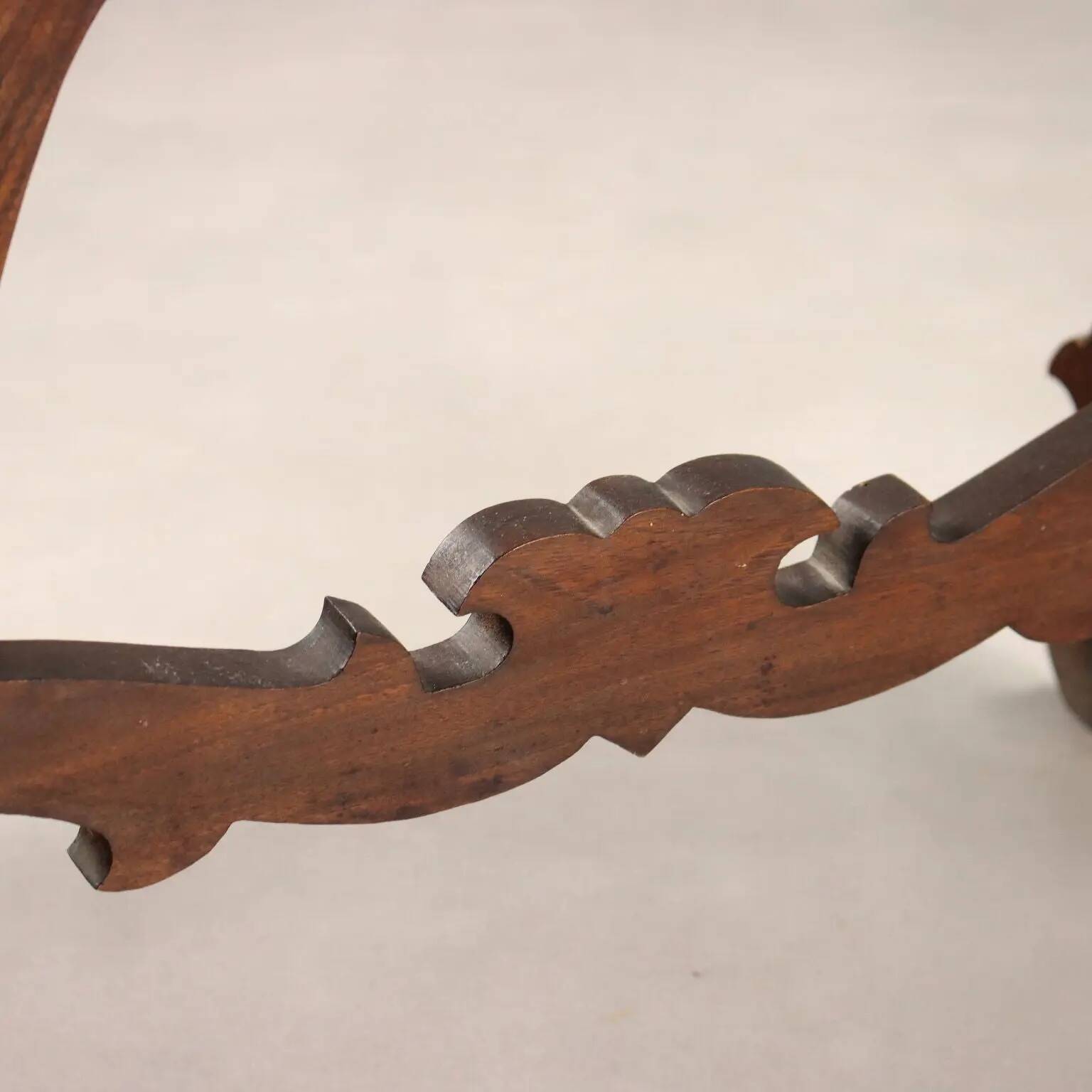 Petite table ancienne en noyer à pieds ajourés, XXe siècle