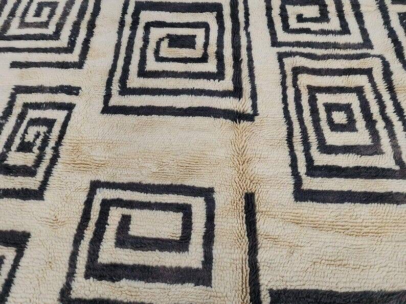 Moroccan Berber rug in cream and black 300x200 cm – spiral geometric pattern
