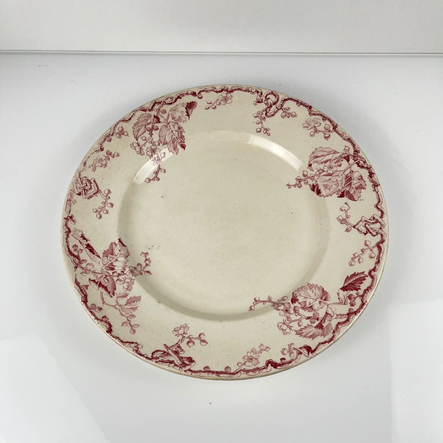 Round plate KG Lunéville "Fontainebleau", pink, late 19th century, ironstone