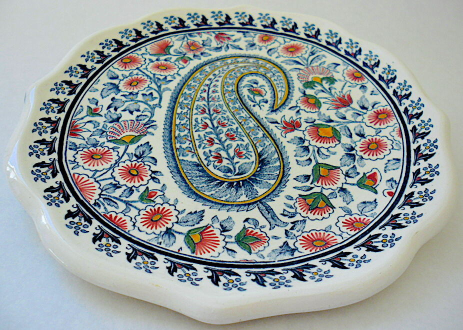 Assiette en faïence polychrome vernissée à bords chantournés par la manufacture de Gien