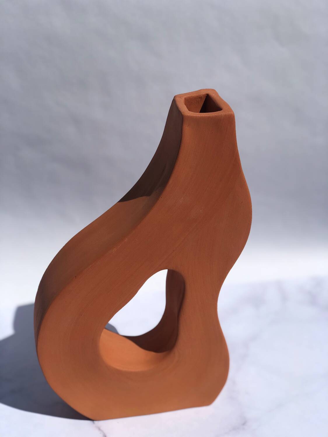 Vase plat en faïence rouge fait main artisanale creatrice
