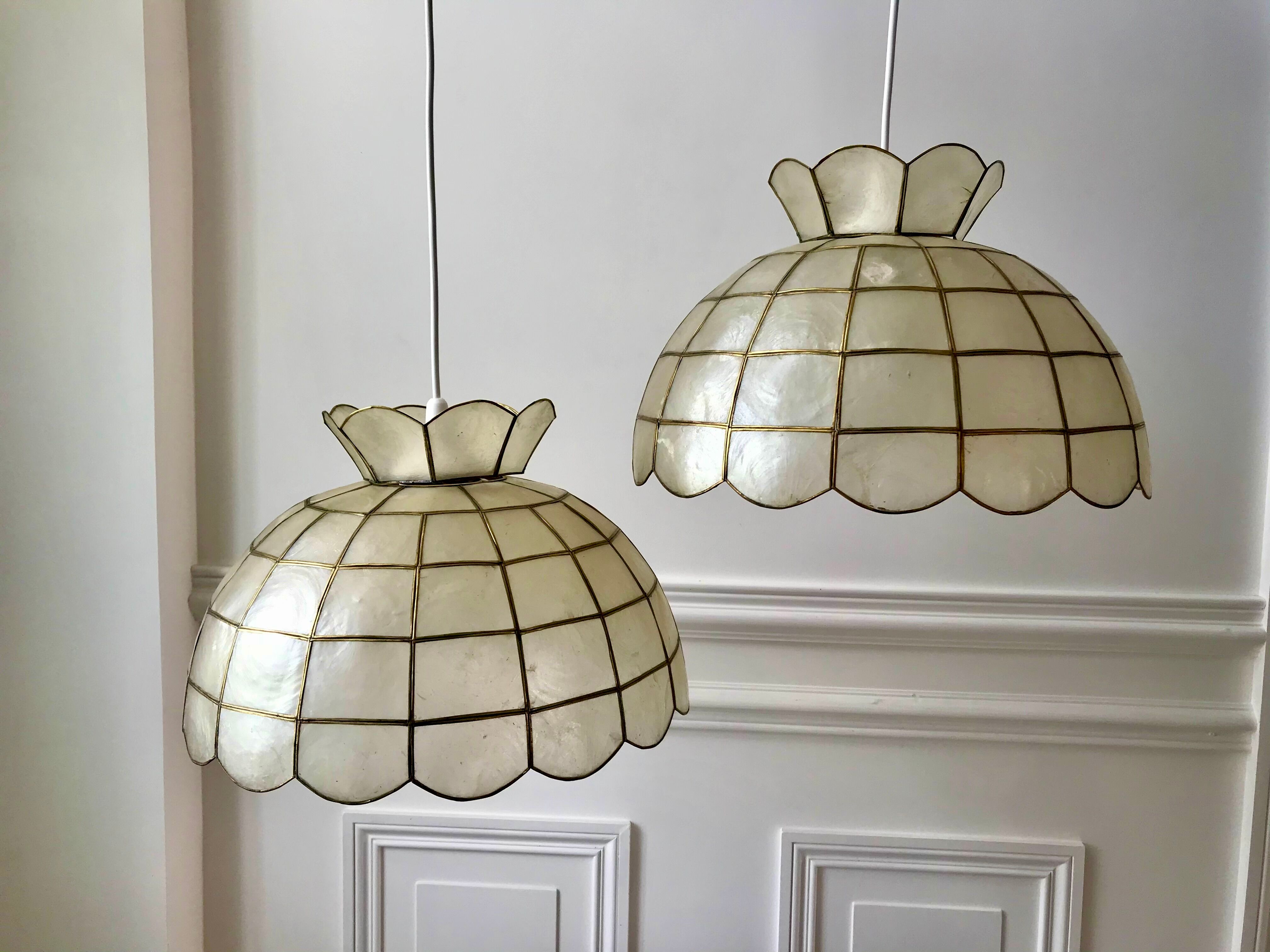 Pair of mother-of-pearl and brass suspensions 60-70s