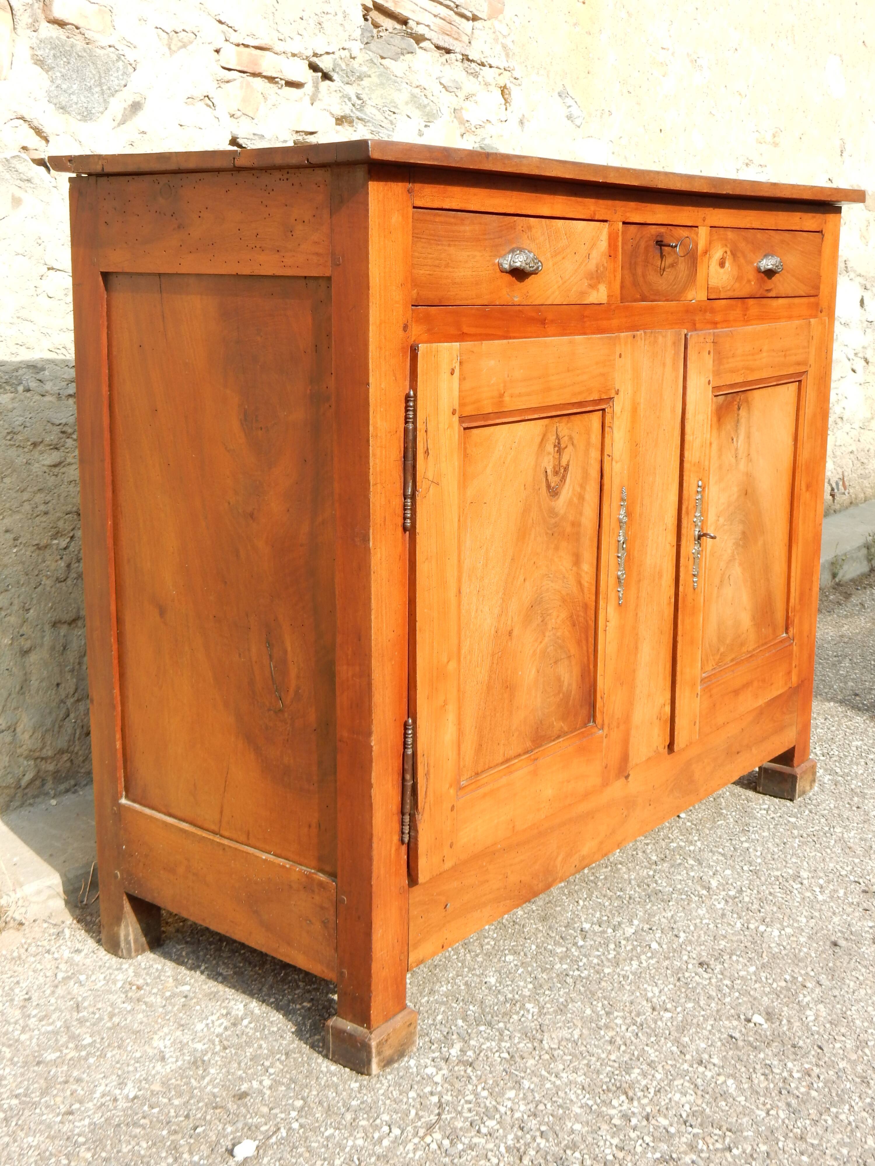 Ancien buffet de famille très élégant en noyer