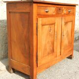 Ancien buffet de famille très élégant en noyer