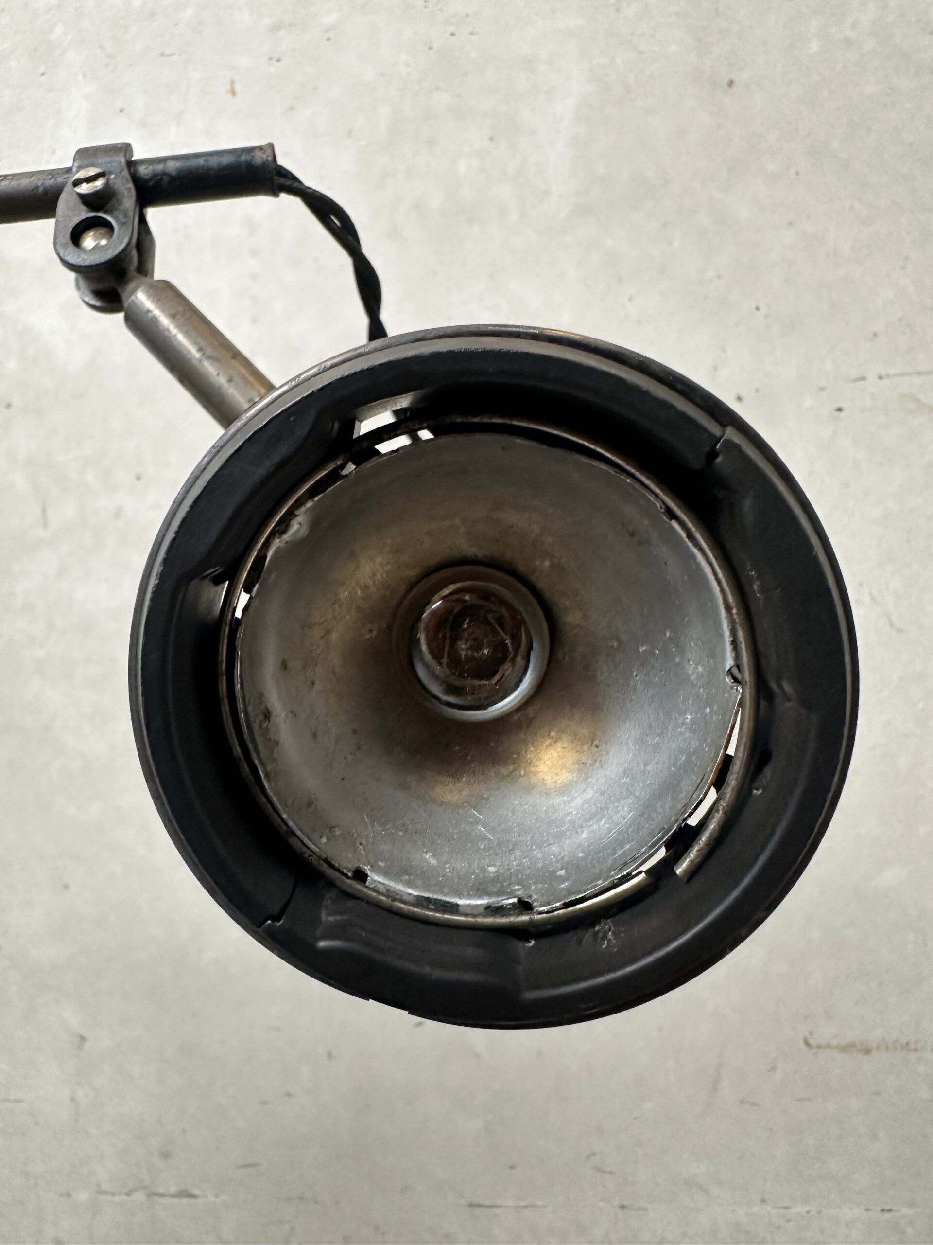 Industrial bakelite table lamp – Singer