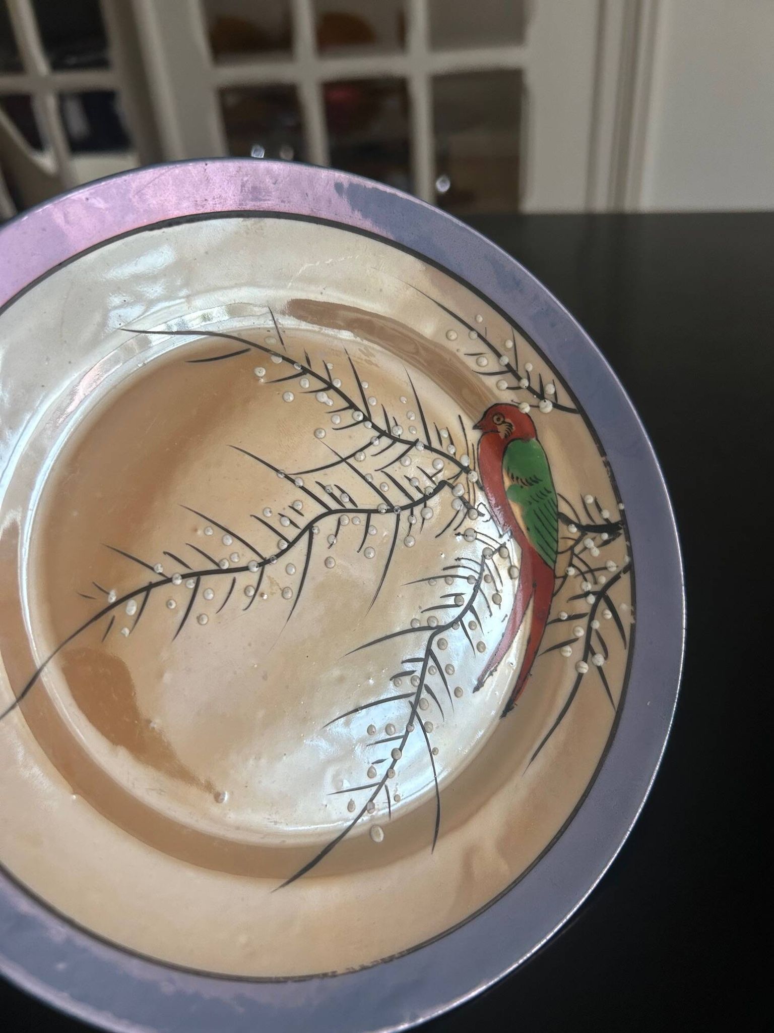 7 assiettes irisées à décor d'oiseau