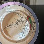 7 assiettes irisées à décor d'oiseau