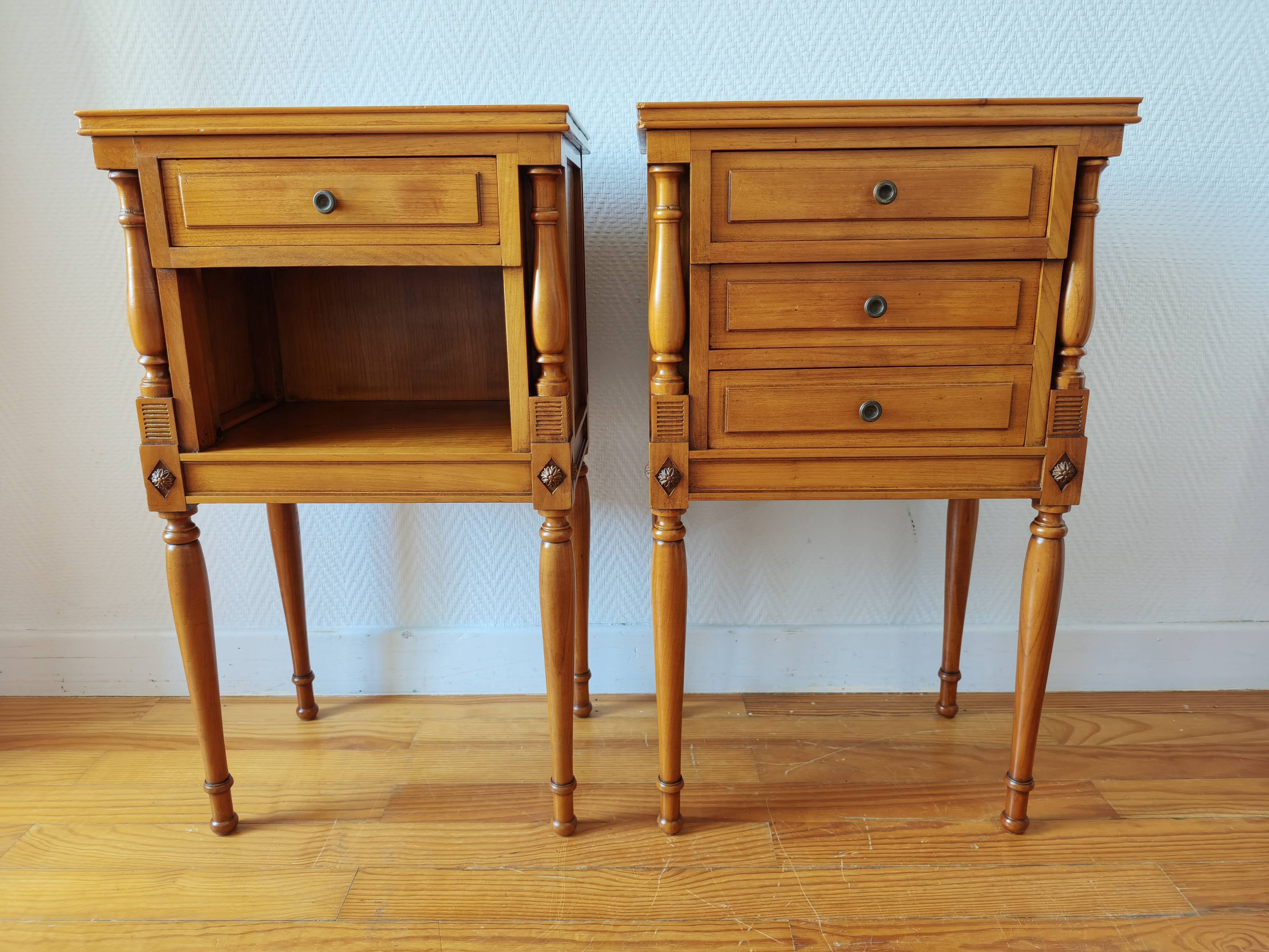 Paire de tables chevet françaises de style Louis XVI