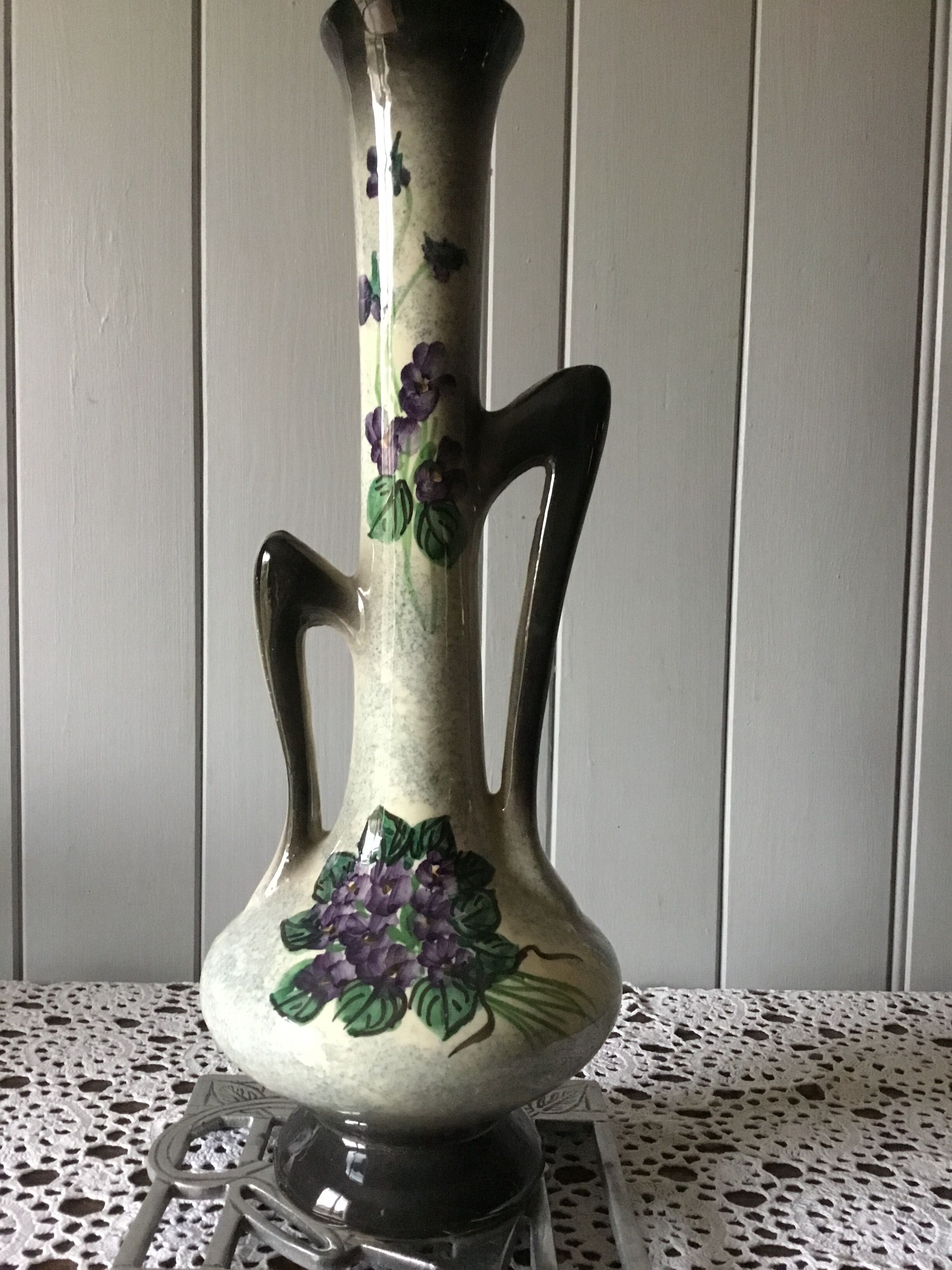 Vase à motifs violettes vintage