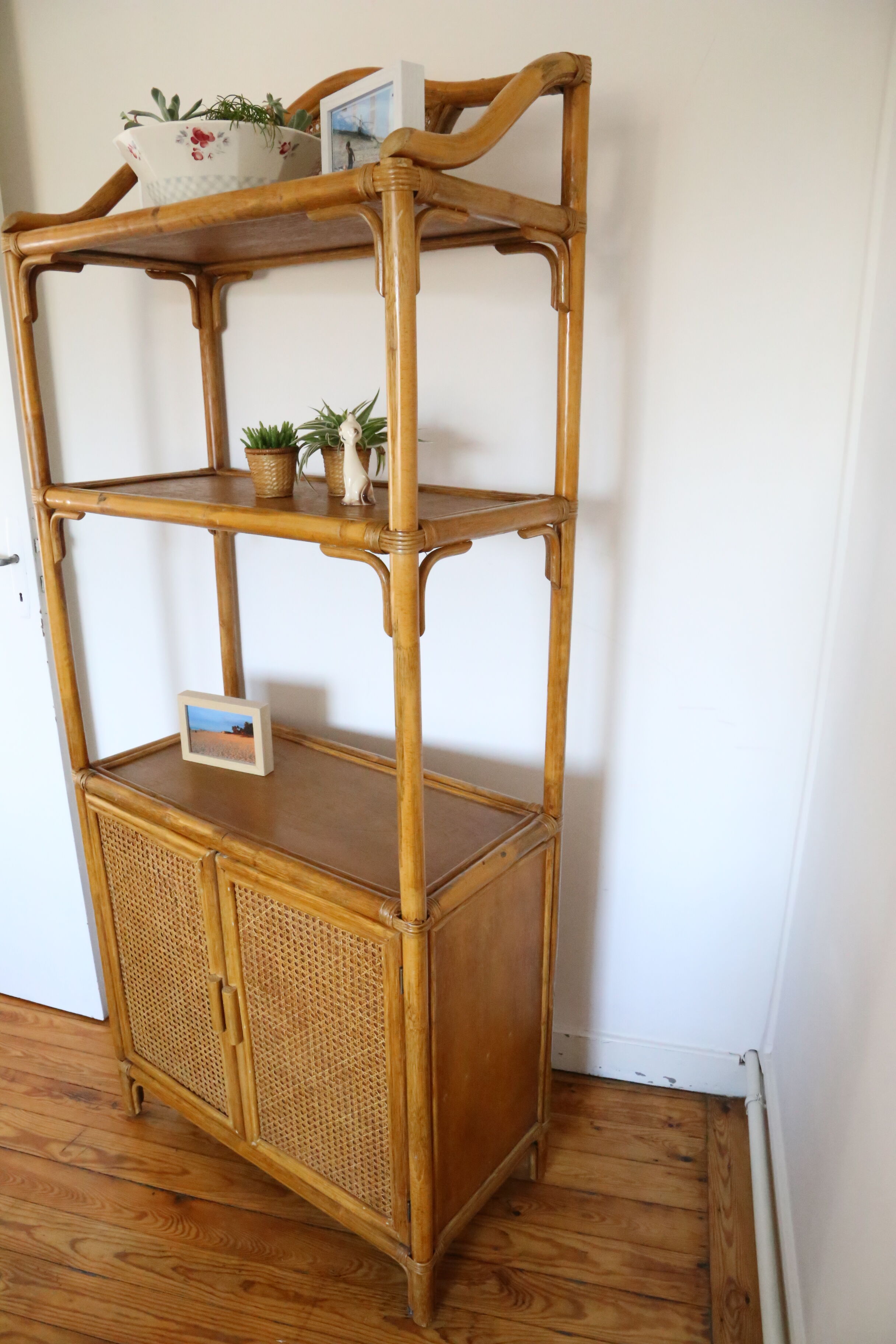 Shelf in rattan