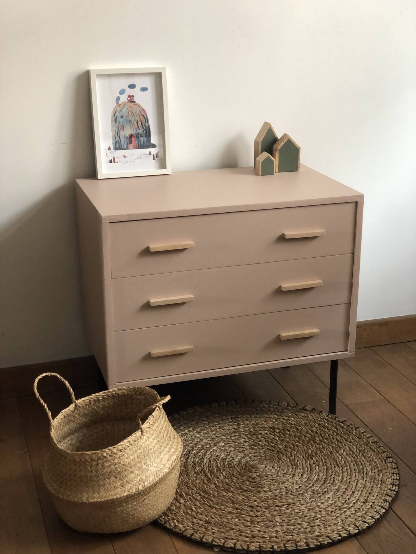 Commode rose rénovée