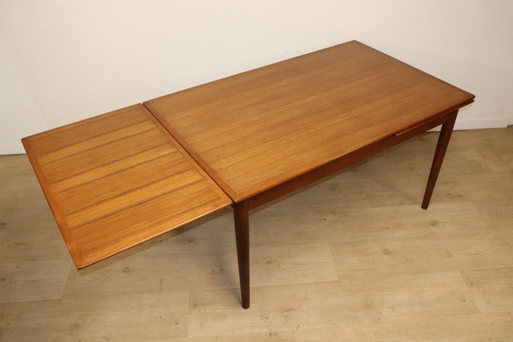 Danish Scandinavian extendable dining table in teak, 1960.