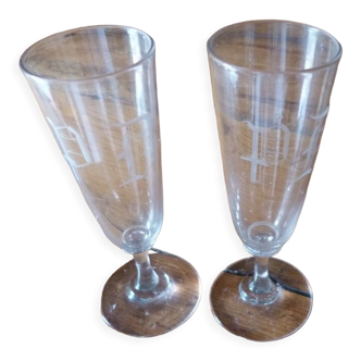 Lot de 2 flutes à Champagne en cristal gravés monogramme