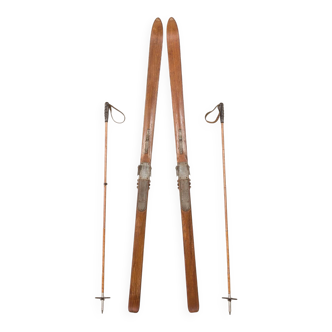 Paire de skis en bois vintage avec fixations Geze Kandahar et bâtons en bambou, années 1950