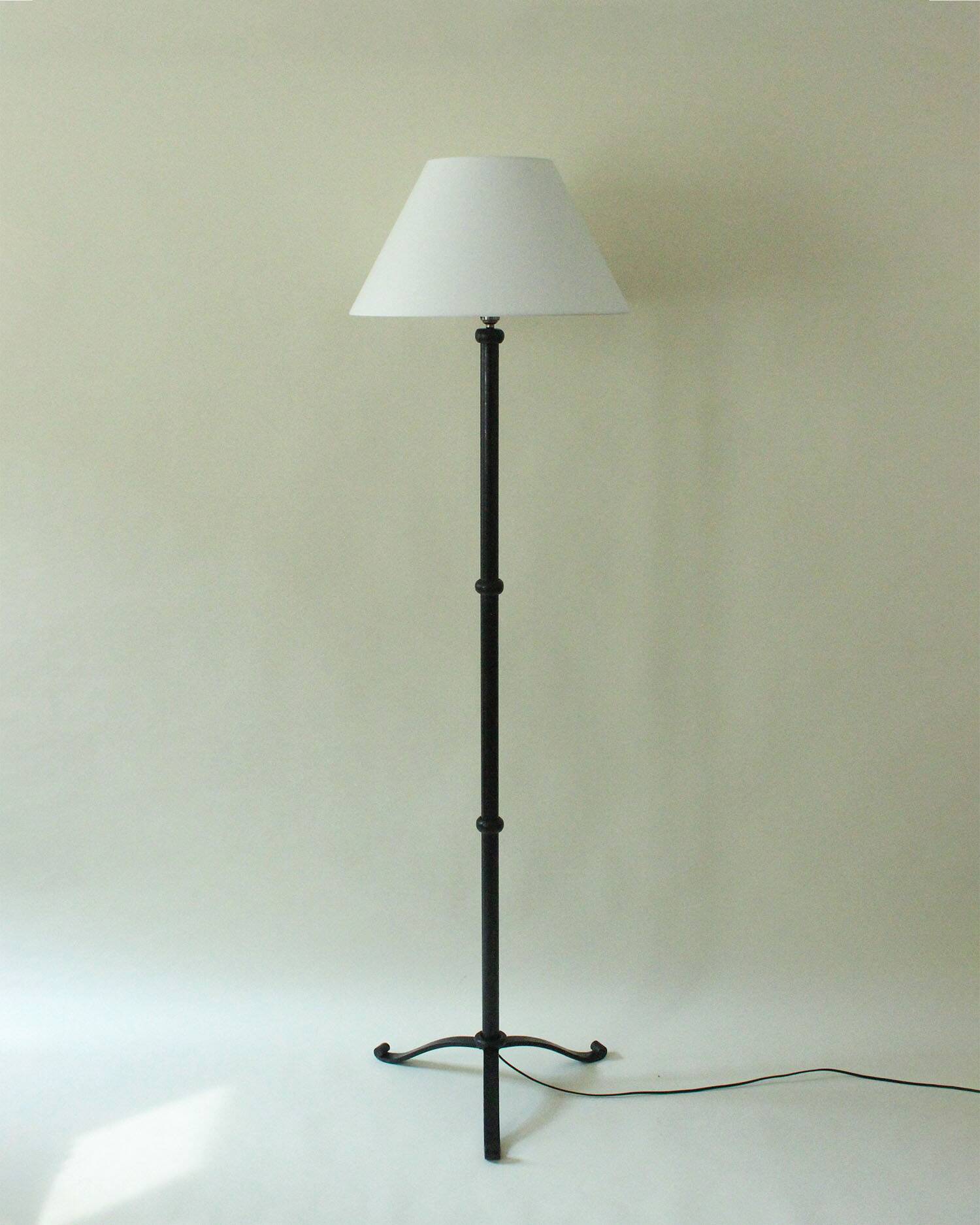Neoclassical floor lamp in wrought iron