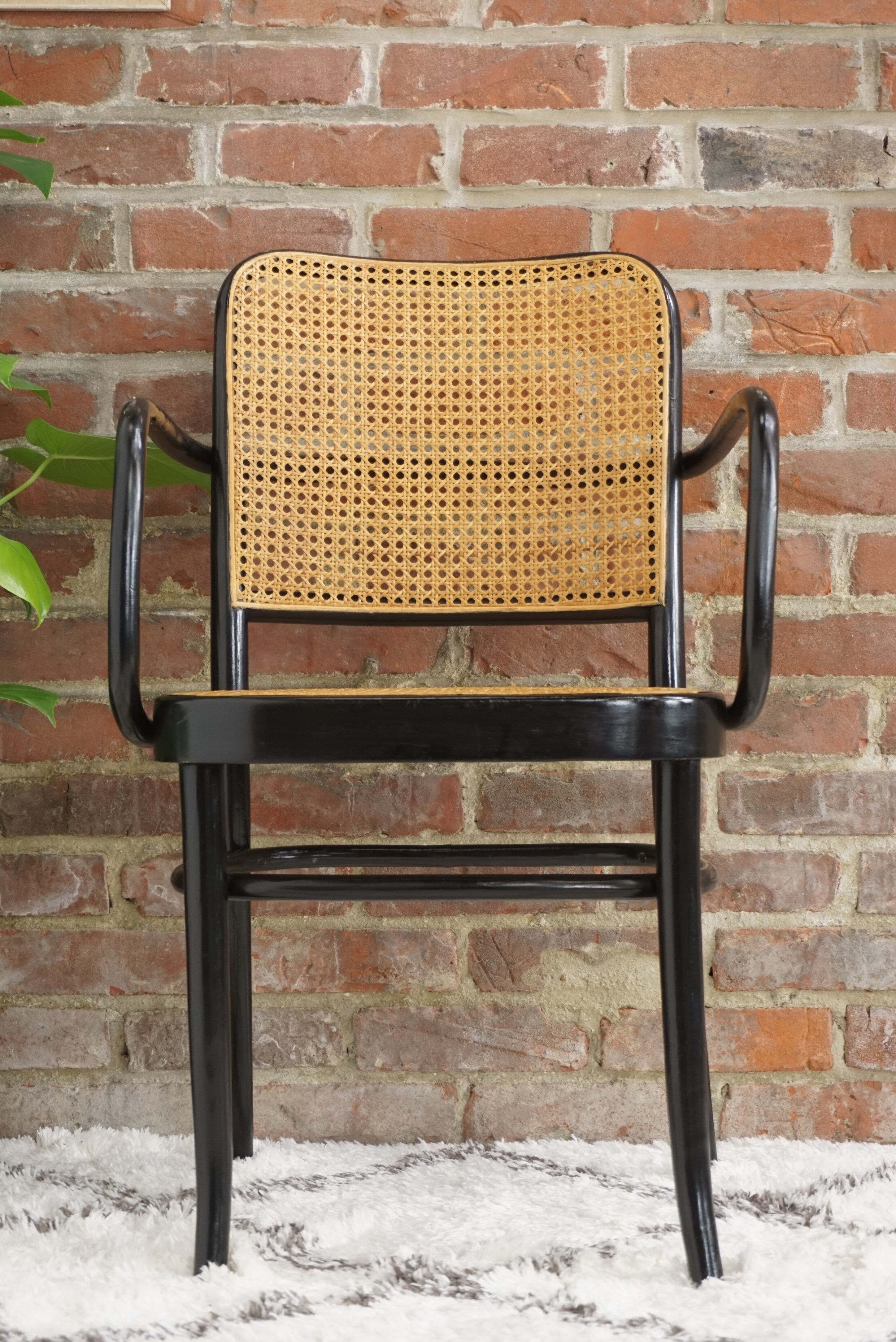 Fauteuil 811 design Josef Hoffmann en bois courbé noir et cannage