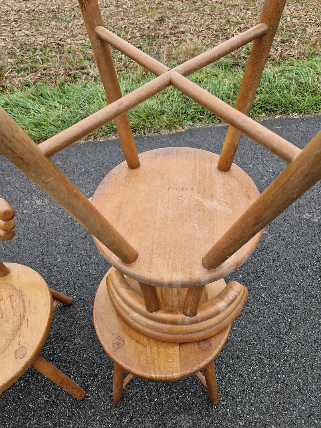 Set of 4 solid organic chairs