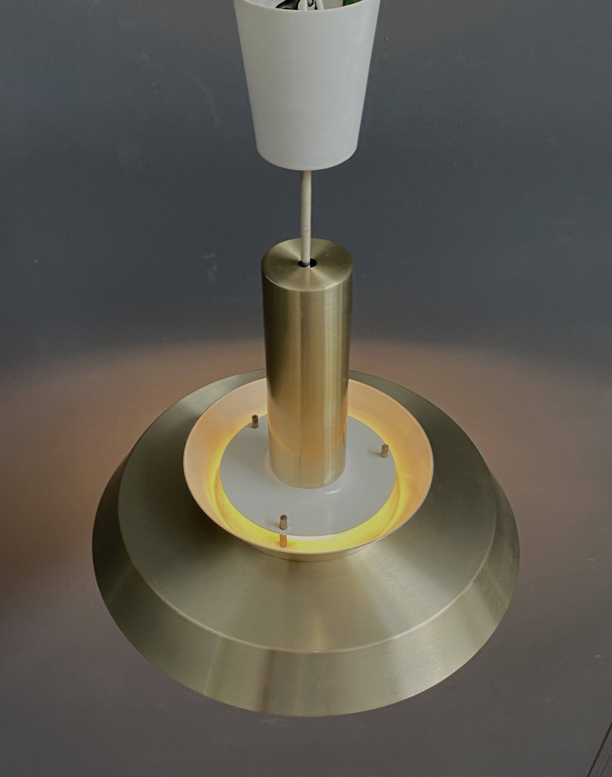Lampe à suspension en métal VEB couleur laiton et blanc années 1960