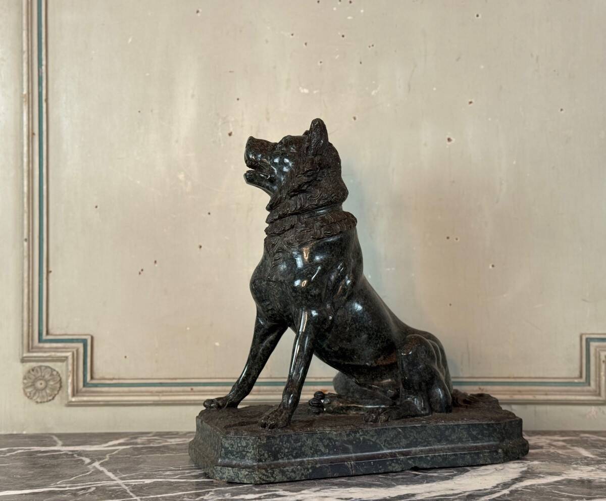 Large model of the Jennings dog in serpentine marble, memento of the Grand Tour, 19th century.