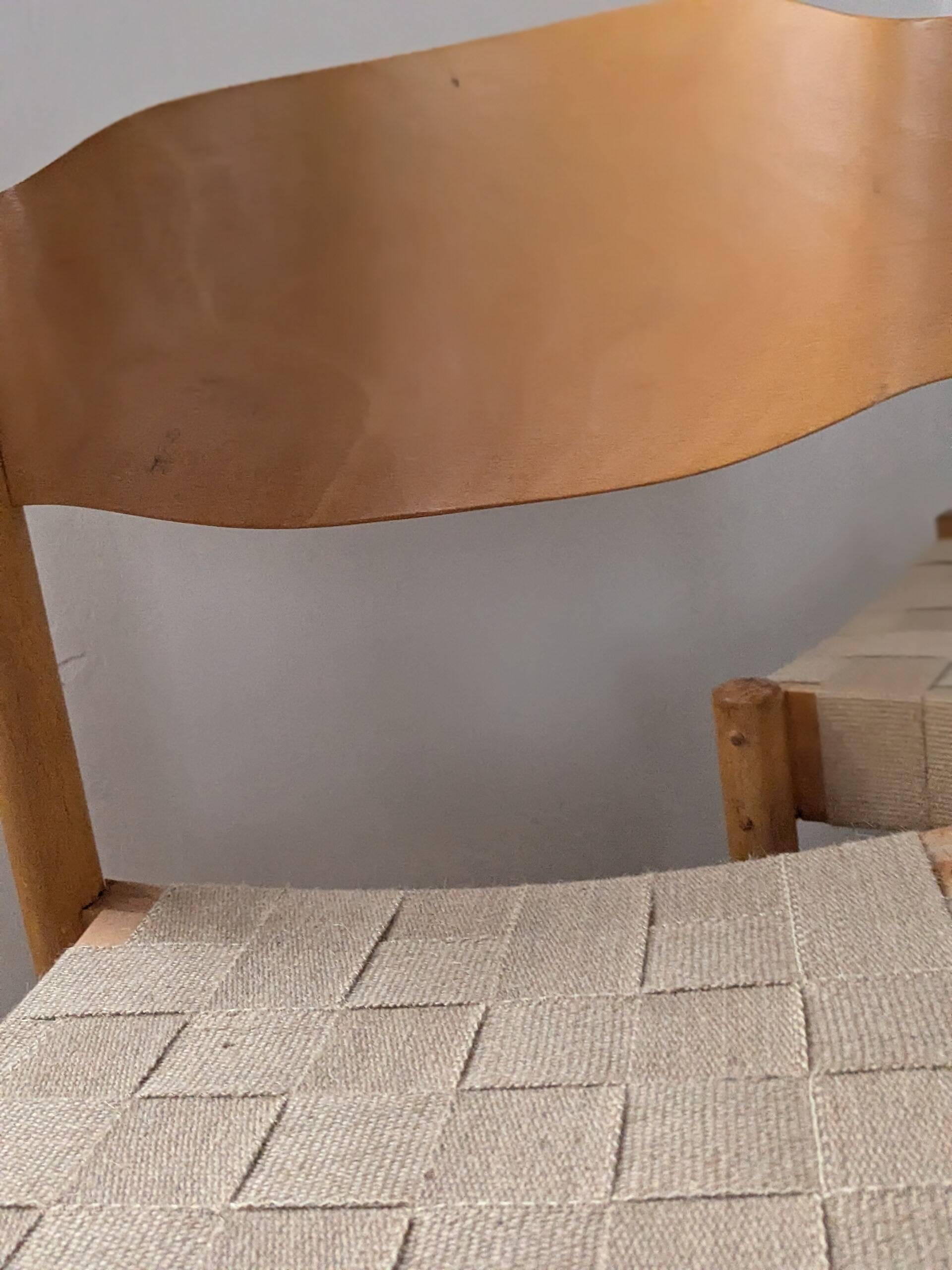 Set of 6 stackable chairs in beech and jute.