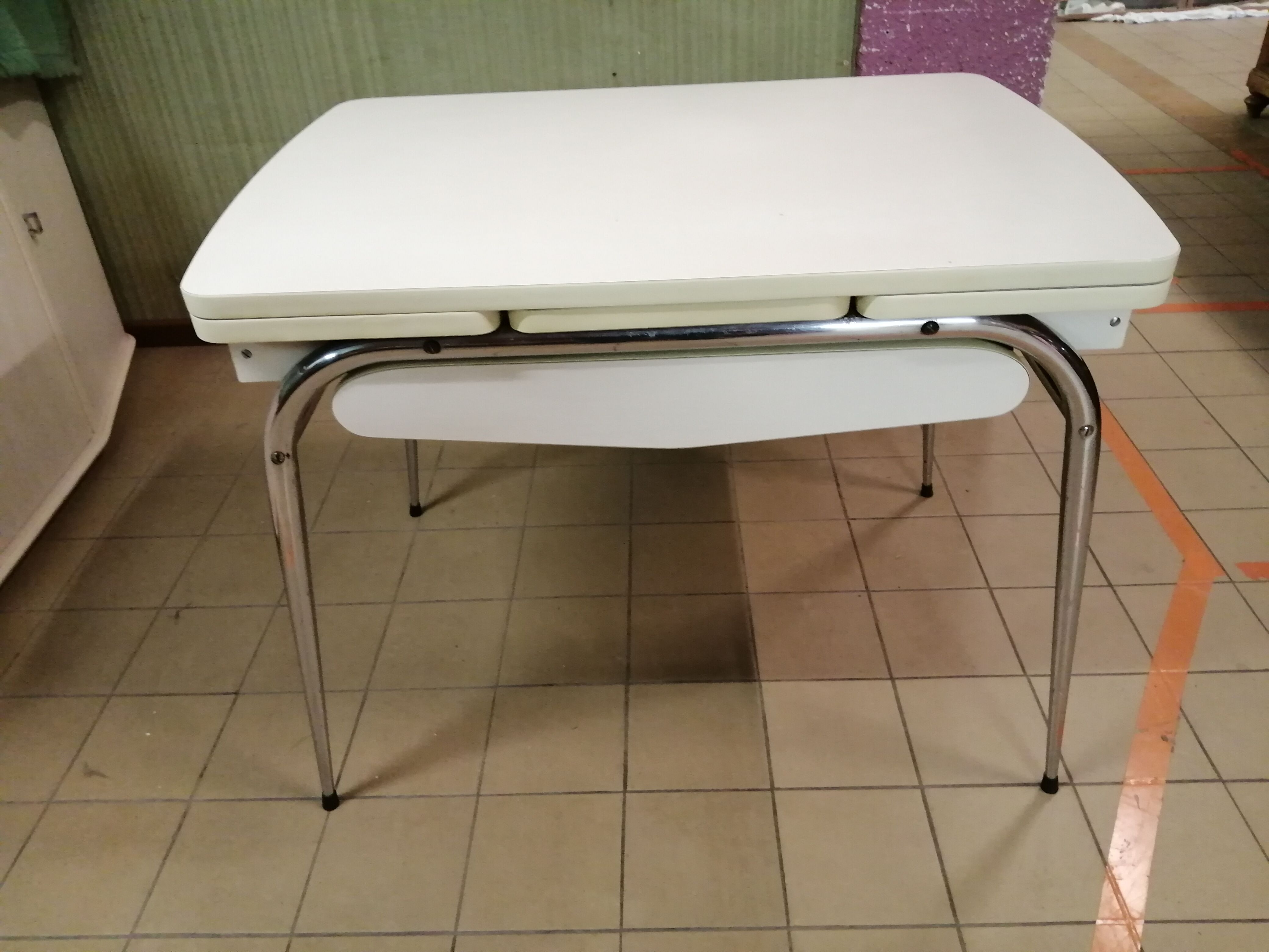 Vanilla formica table - Vintage