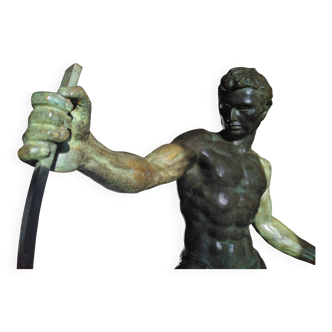 sculpture en bronze atlhète pliant une barre de fer de Jean de Roncourt sur un socle en marbre art déco
