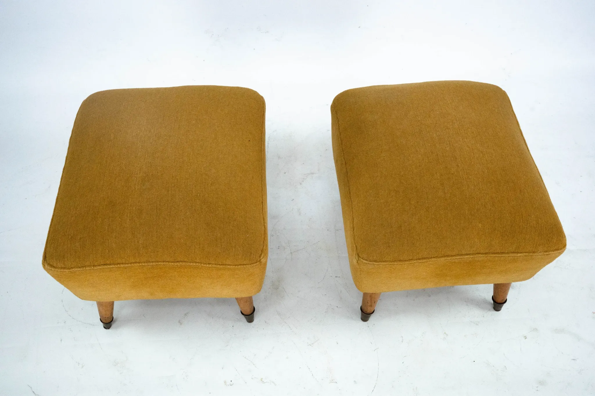 Italian Mid-Century pair of ottomans in the style of Gio Ponti. Italy 1950s