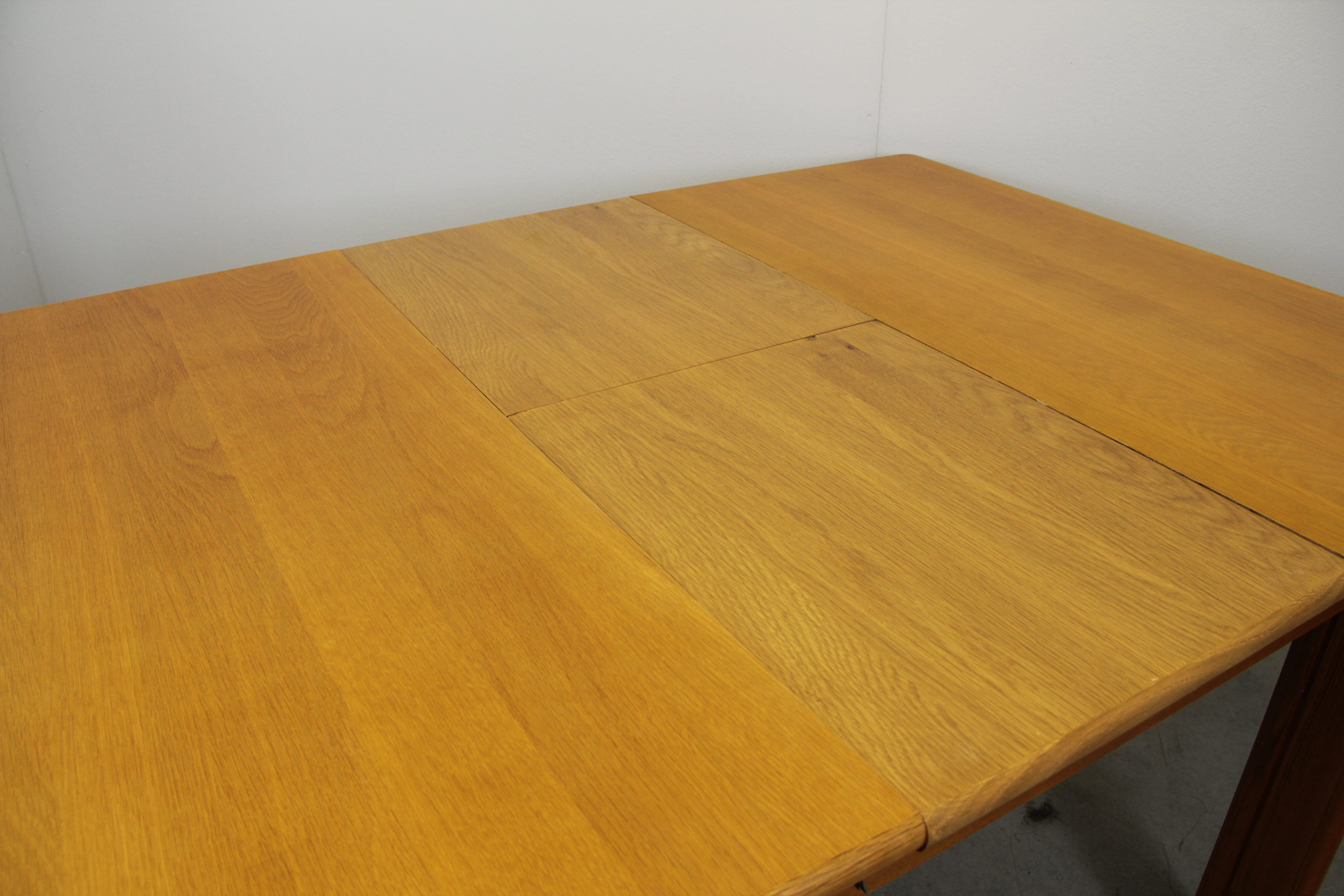 Table à manger extensible en chêne carré, Italie années 1970