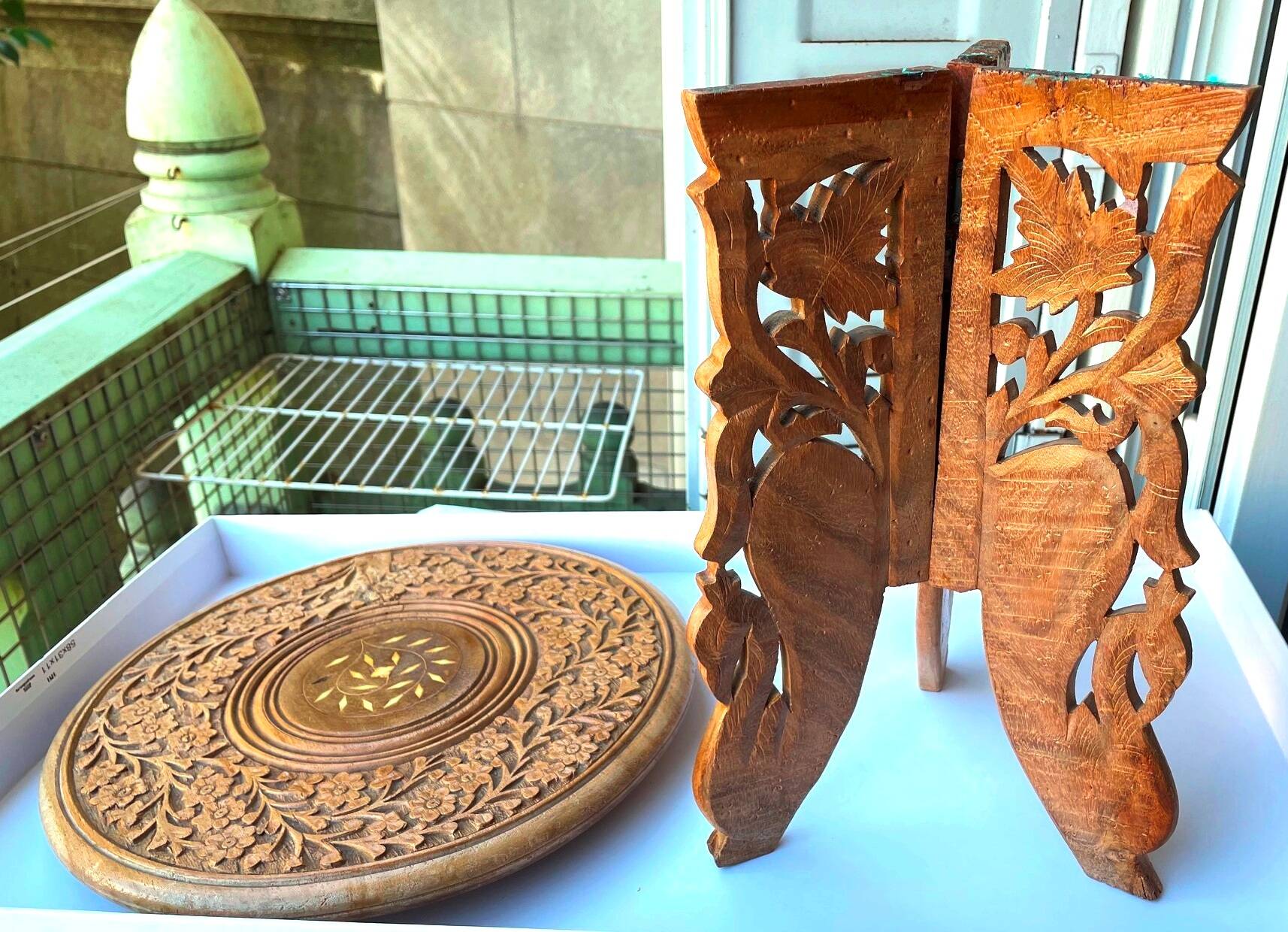 Petite table d’appoint ancienne – bois sculpté et marqueterie