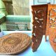 Petite table d’appoint ancienne – bois sculpté et marqueterie