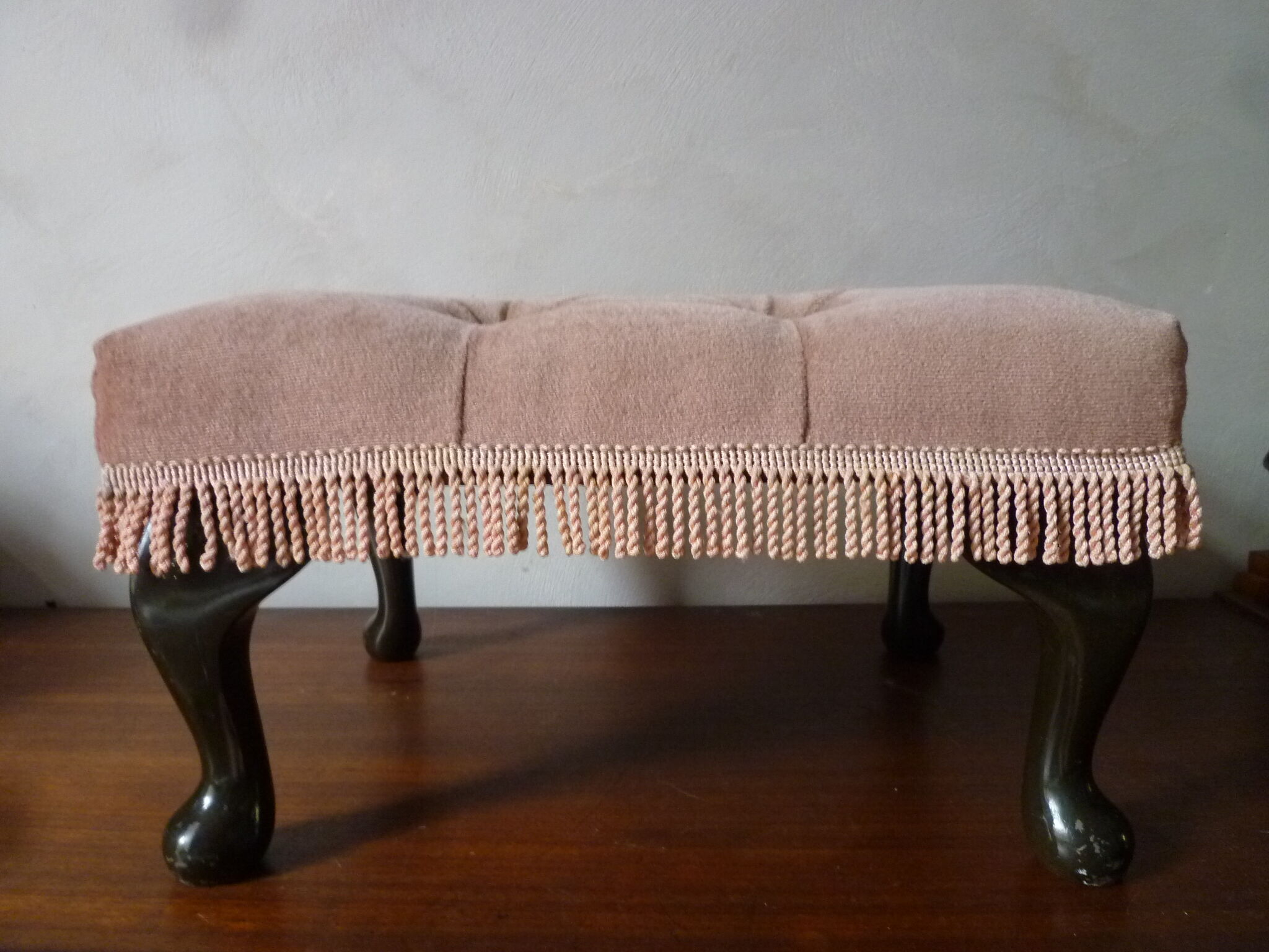 Rests English feet in velvet