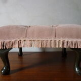 Rests English feet in velvet