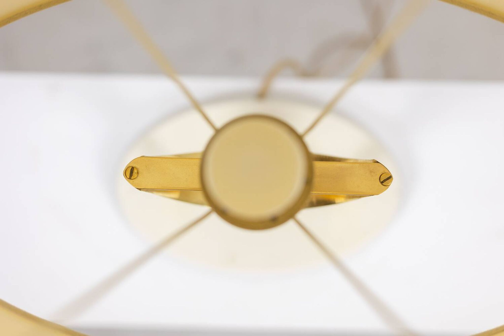 Lampe en bronze doré de forme H. 20e siècle.