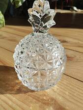 Cut crystal pineapple bonbonnière – Iconic decorative piece
