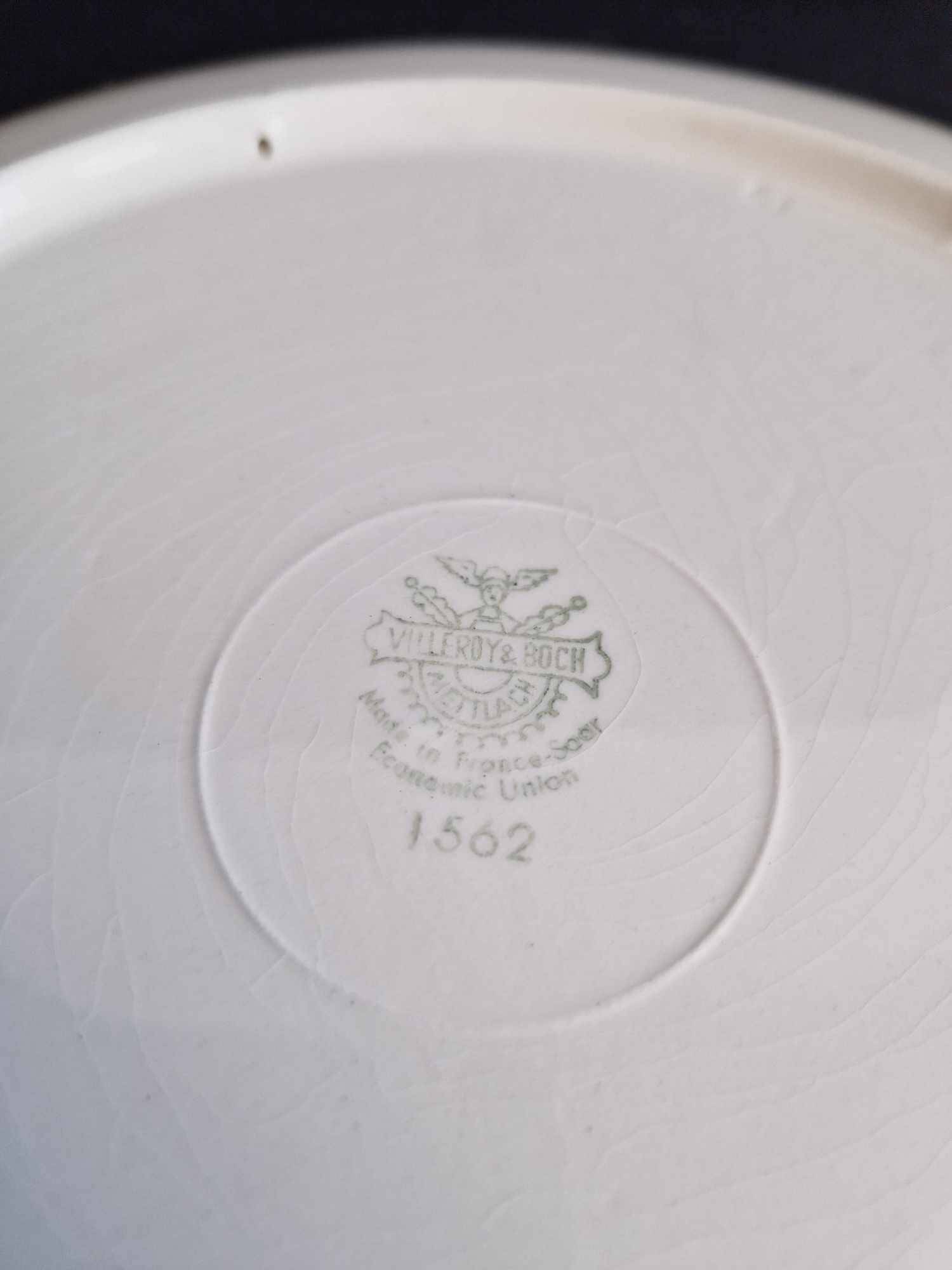 Large round ceramic serving dish Villeroy and Boch Mettlach model 1562.