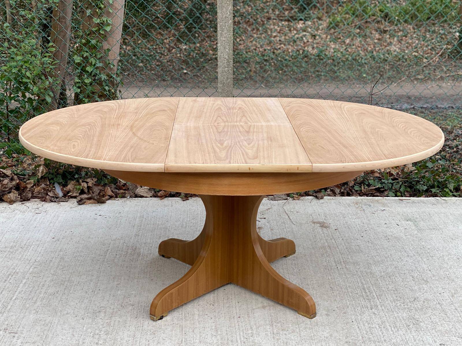 Round extendable Scandinavian dining table in Baumann style oak with central leg
