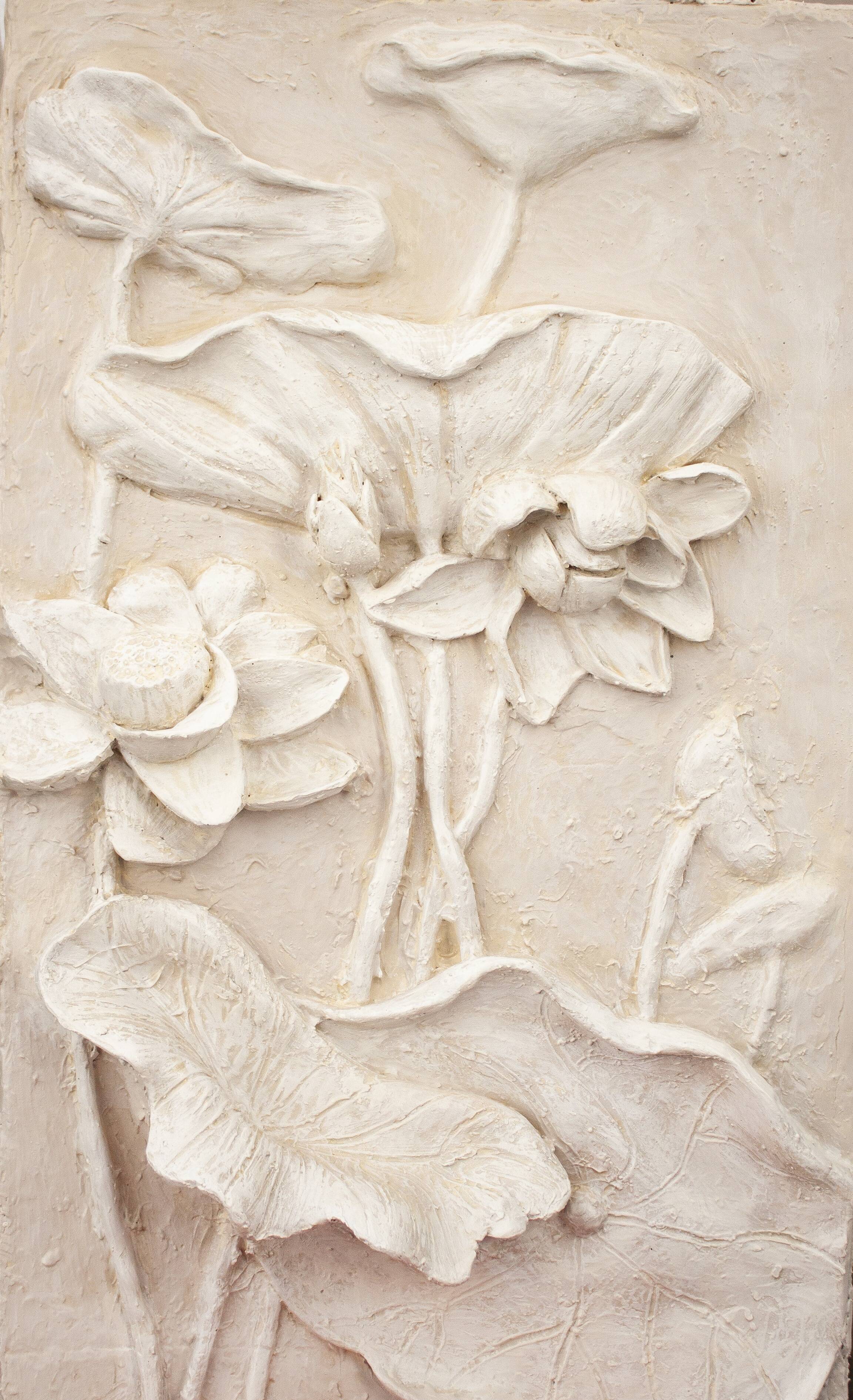 Bajorelief avec des fleurs. Relief avec des fleurs. Fleurs en relief.