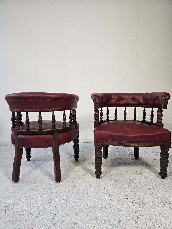 Paire de fauteuils tonneau en bois tourné et cuir bordeaux – Productio