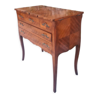 Pretty little dressing table in Mahogany woman