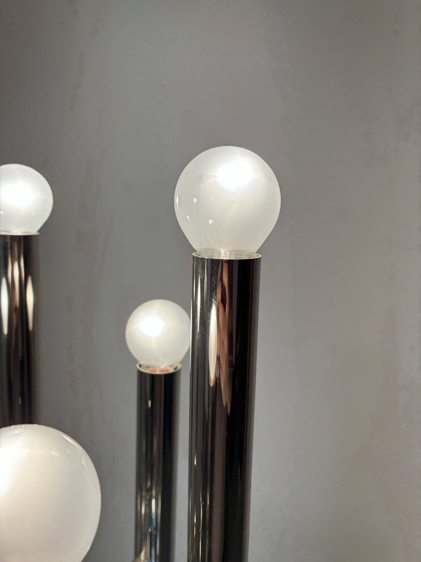 Lampe de sol vintage en chrome avec 12 lumières.