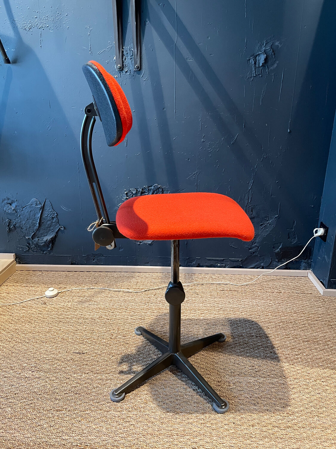 Cirkel's Ahrend swivel and adjustable office chair