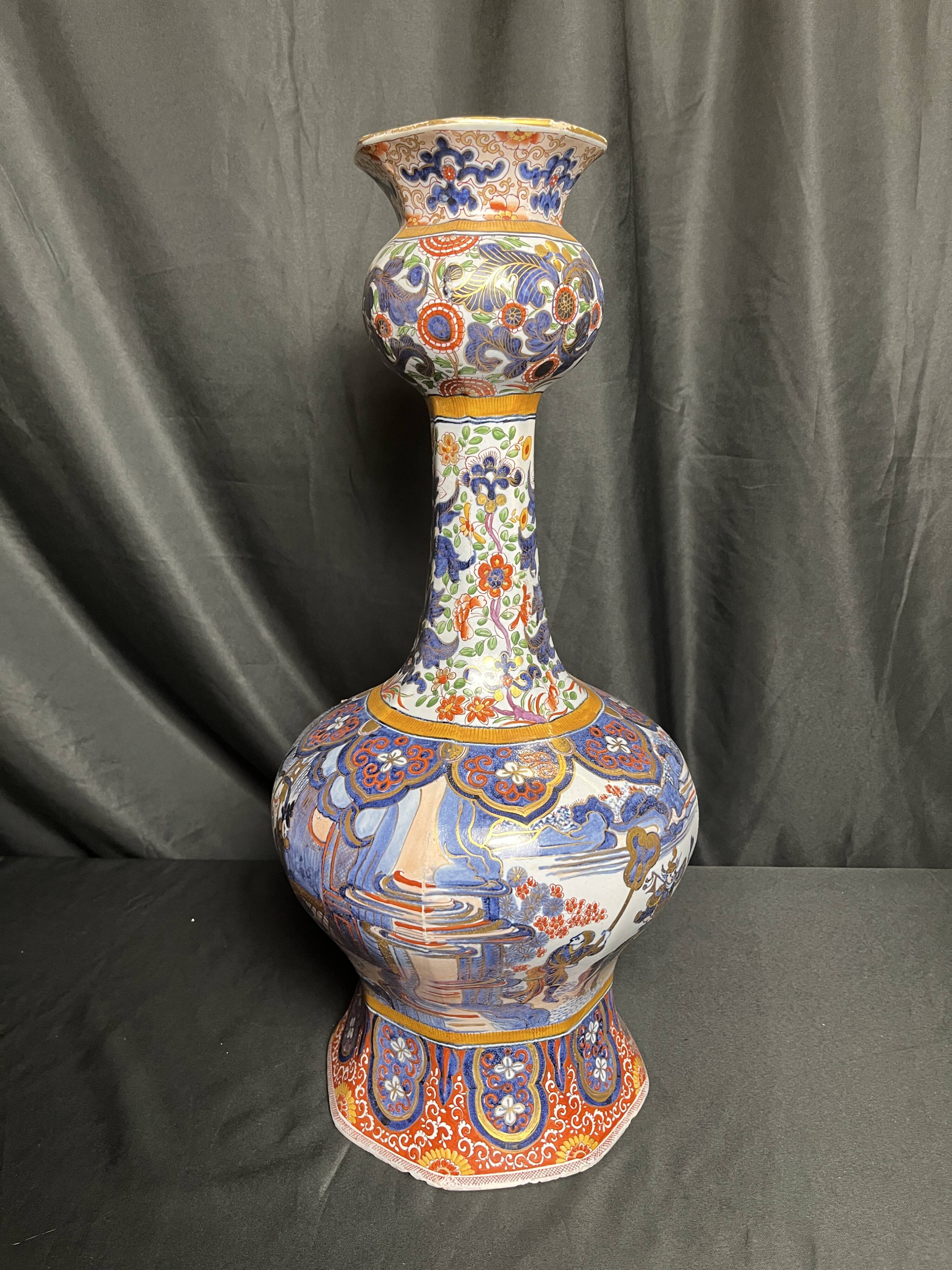 Delft, important vase pans coupés faïence émaillée XIXème