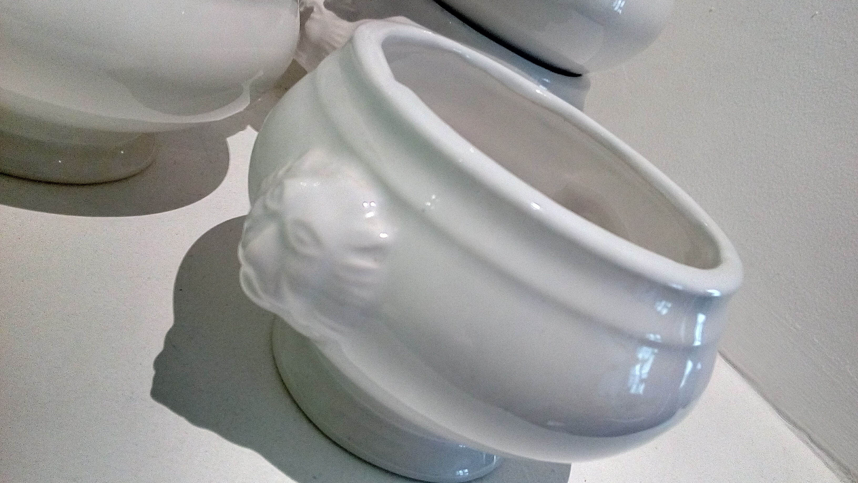 Set of 6 white ceramic lion-headed ceramic soup bowls