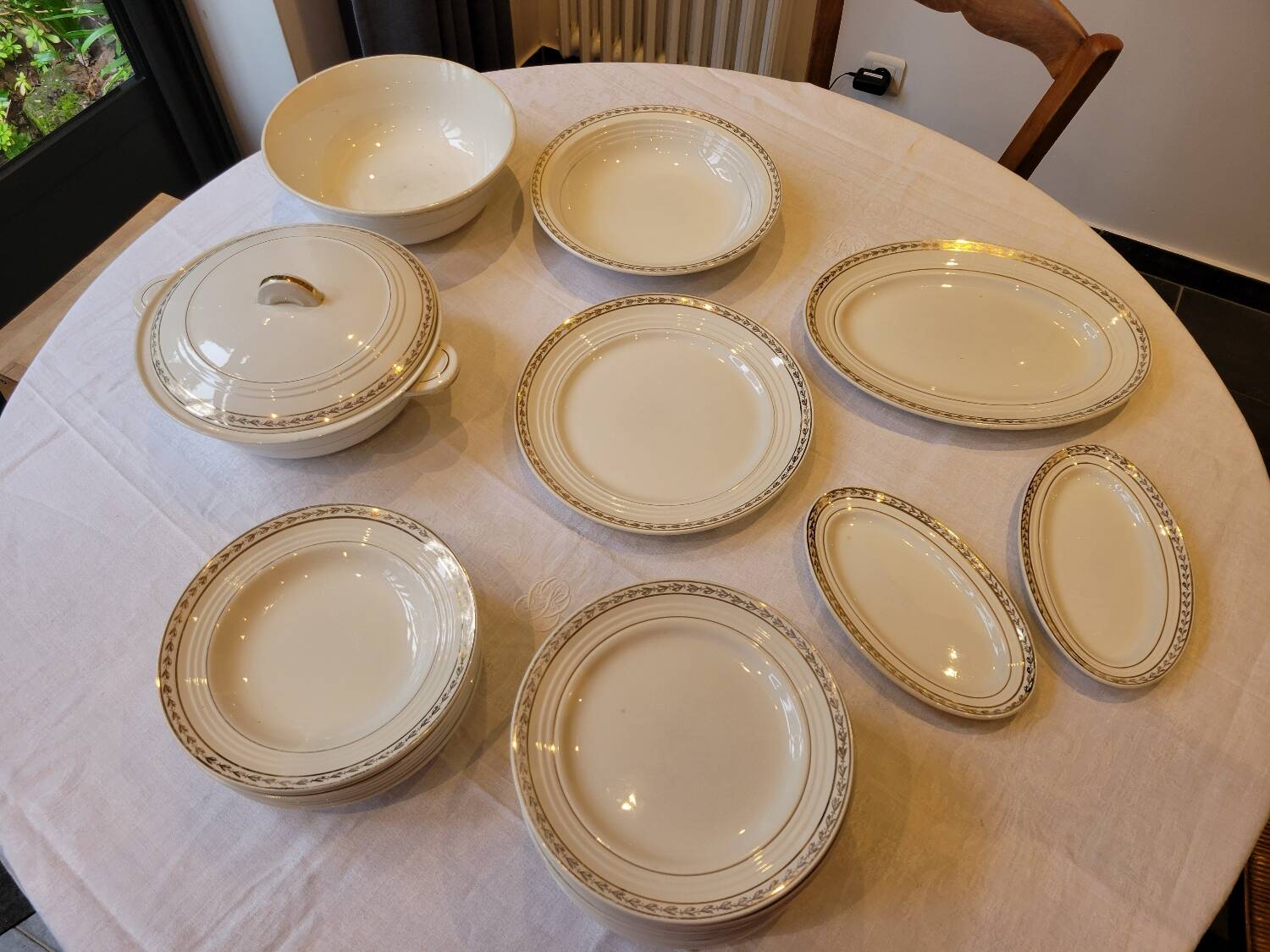 Table service in opaque porcelain with gold leaf.