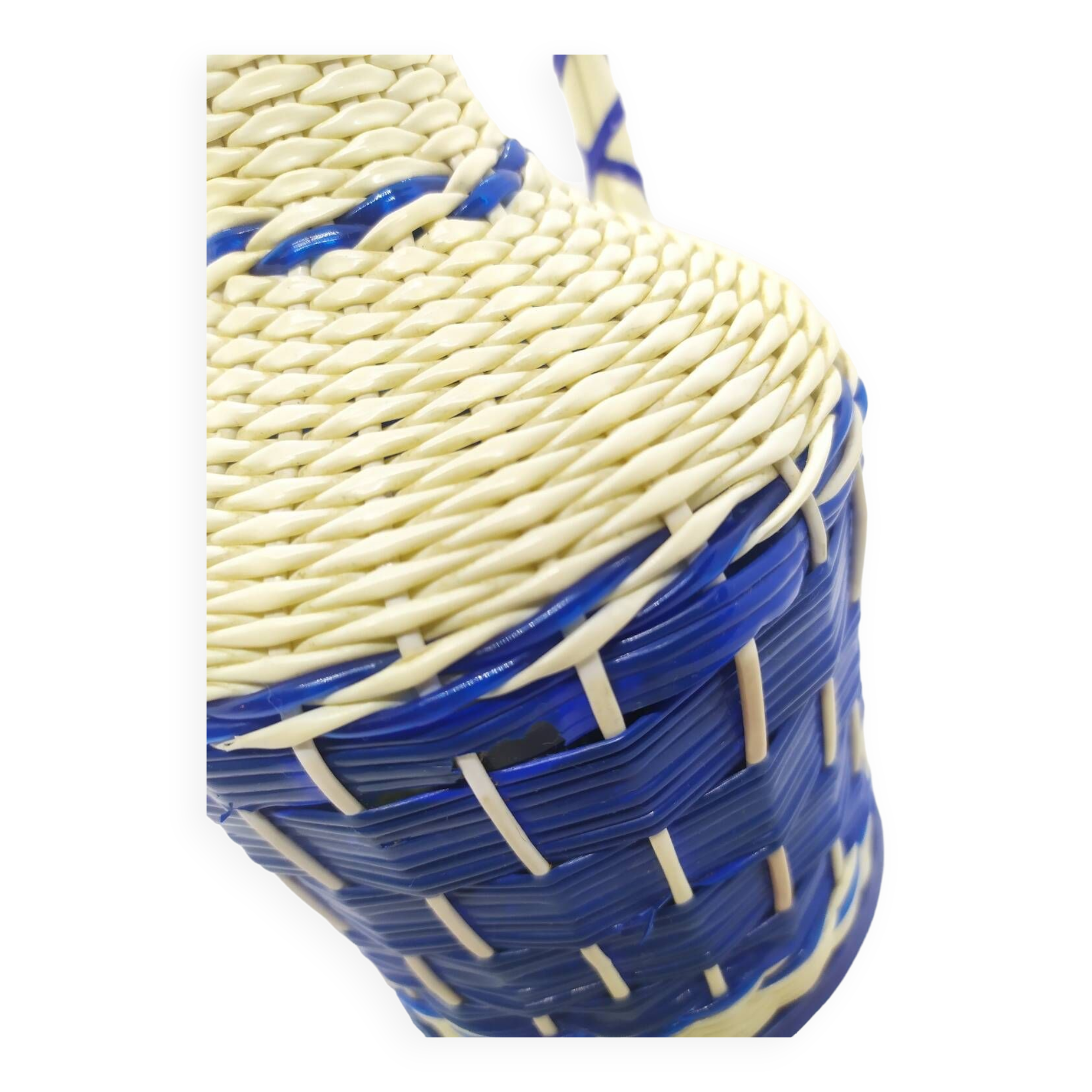 Glass bottle and scoubidou