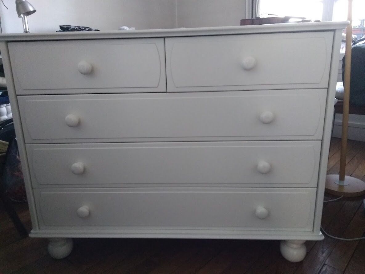 White lacquered chest of drawers